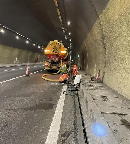 浔阳隧道排水渠清淤